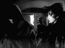 Versteck in der Höhle des Löwen: Zorro flieht in die Kapelle der Quinteros. Obwohl Lolita weiß, daß in der Kutte kein Mönch steckt, verrät sie den galanten Räuber nicht