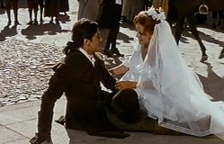 Durch einen Reitunfall lernt Julien die schöne Caroline kennen - leider auf dem Weg zu ihrer Hochzeit